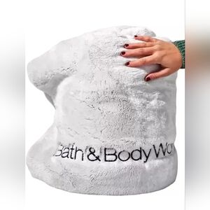 Bath and Body Works Limited Edition Holiday 2022 faux fur blanket.